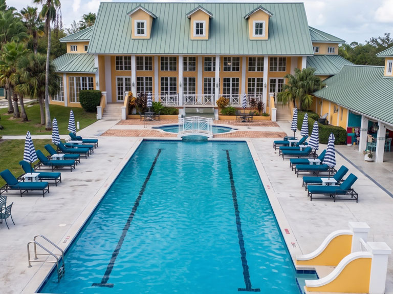 Grand Bahama Yacht Club clubhouse and pool in Freeport
