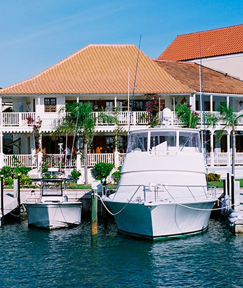 Boats docked in front of marina homes at Grand Bahama Yacht Club